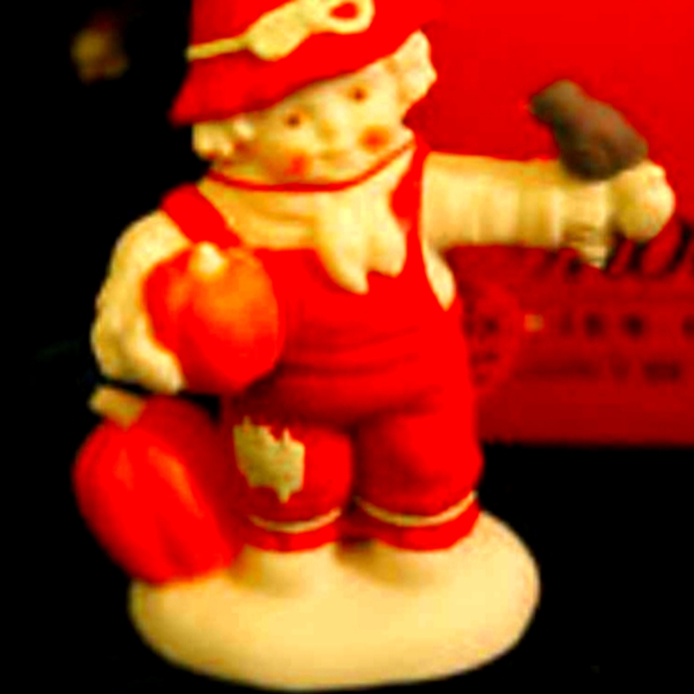 Snowbabies Babies On a Farm "Don't Be Scared Crow" 2003